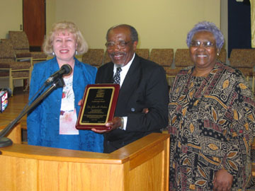 award perkins: Gail Jansen, the Center's board of trustees chair, presented the 2005 Leadership Award to Dr. John Perkins at a luncheon ceremony at Voice of Calvary Worship Center in Jackson, Miss. (L-R) Gail Jansen, John Perkins, and Vera Mae Perkins.